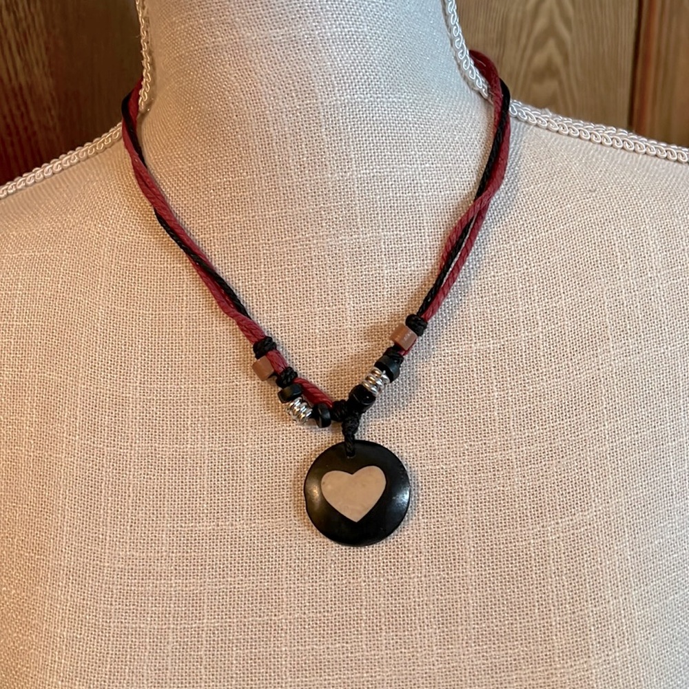 NEW LISTING  CHIC NECKLACE
